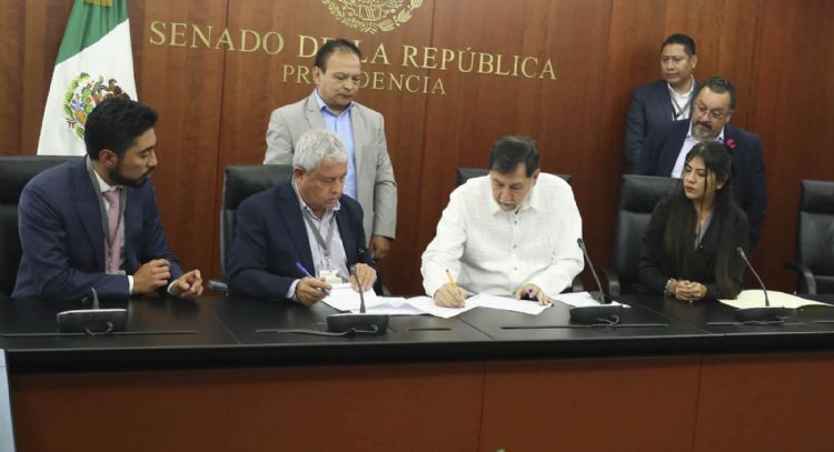 Ciudadano ofrece disculpa pública a Fernández Noroña en el Senado (Video)