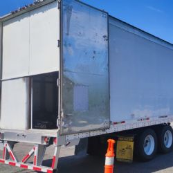 Dan 15 años de prisión a dos polleros que transportaron 139 migrantes en un tráiler