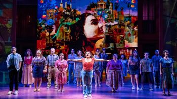 Obra chicana en Broadway, con la actriz Aline Mayagoitia, le habla a Trump sobre migración (Video)
