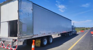 Dan 15 años de prisión a dos polleros que transportaron 139 migrantes en un tráiler