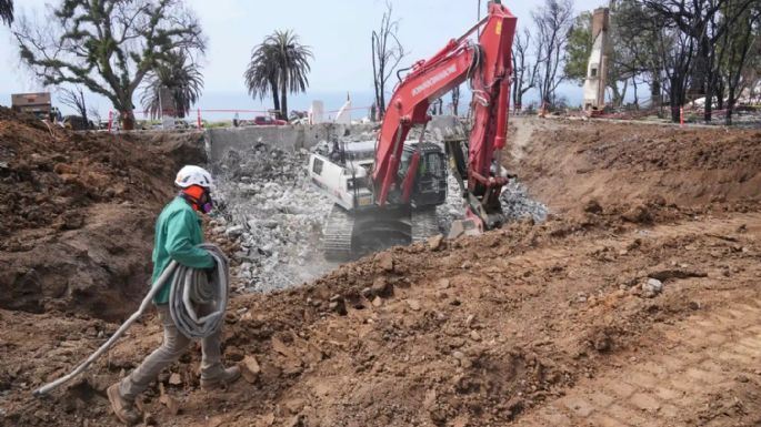 Tras los devastadores incendios de Los Ángeles, los residentes comienzan a reconstruir