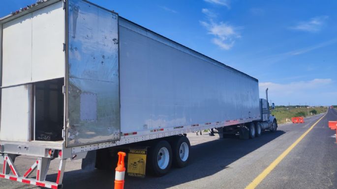 Dan 15 años de prisión a dos polleros que transportaron 139 migrantes en un tráiler