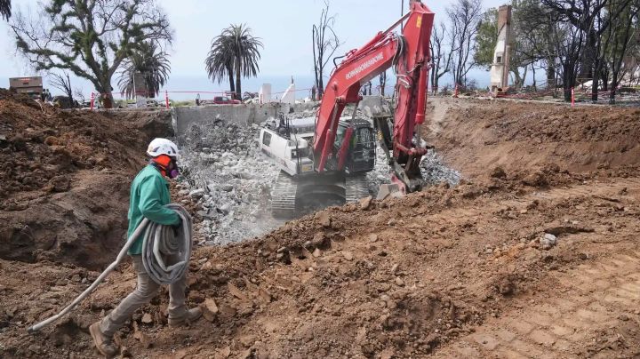 Tras los devastadores incendios de Los Ángeles, los residentes comienzan a reconstruir