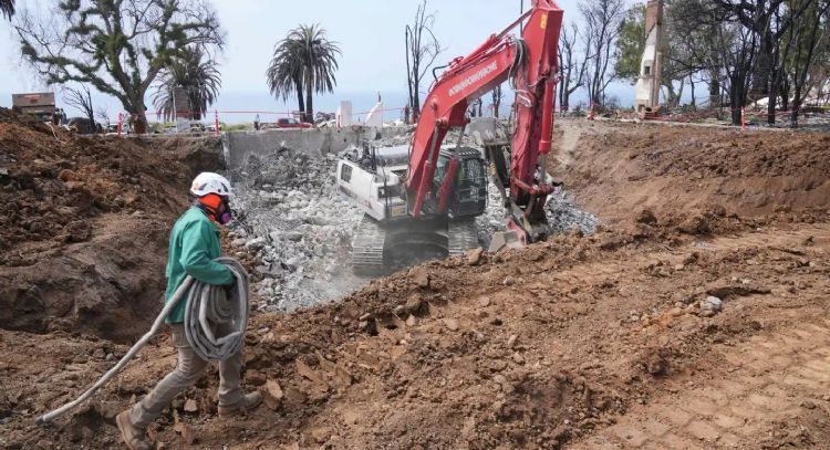 Tras los devastadores incendios de Los Ángeles, los residentes comienzan a reconstruir