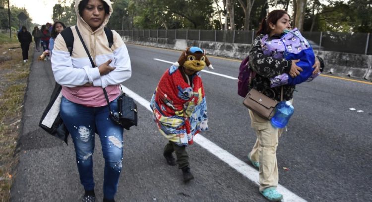 Llamadas a la puerta y pruebas de ADN: cómo Trump planea rastrear a 450 mil niños migrantes