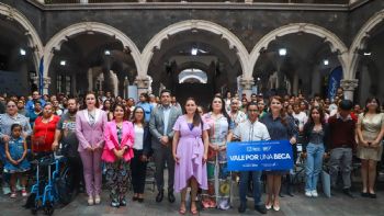 Gobernadora de Aguascalientes y Fundación Telmex-Telcel entregan becas