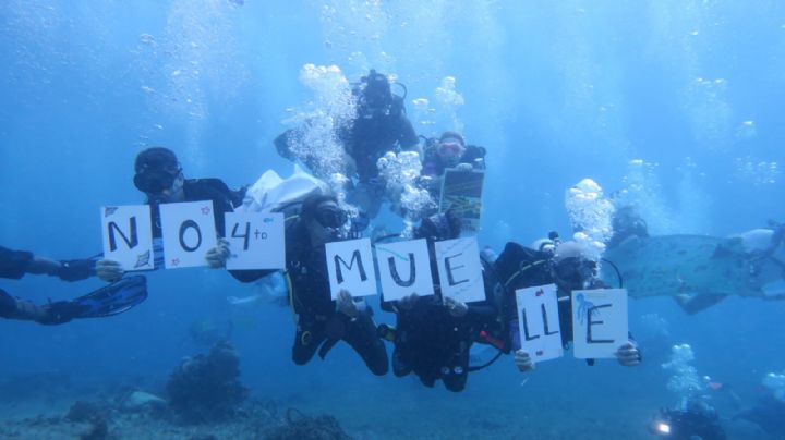 Protestan en el fondo del mar contra la construcción del Cuarto Muelle en Cozumel