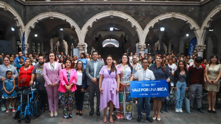 Gobernadora de Aguascalientes y Fundación Telmex-Telcel entregan becas