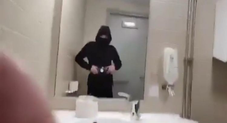 Joven encapuchado apuñaló a tres estudiantes y grabó en video su agresión