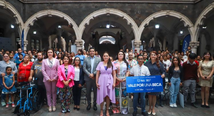 Gobernadora de Aguascalientes y Fundación Telmex-Telcel entregan becas