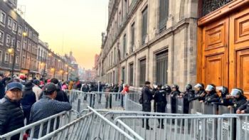 Maestros de la CNTE bloquean accesos a Palacio Nacional; mañanera de Sheinbaum va por redes