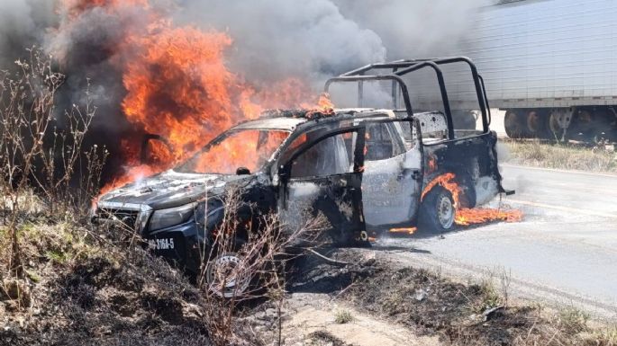 En Hidalgo, policía asegura camioneta, comando los intercepta para recuperarla y quema patrulla