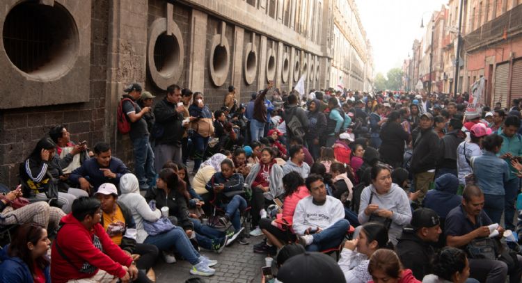 Maestros de la CNTE bloquean accesos a Palacio Nacional; mañanera de Sheinbaum va por redes