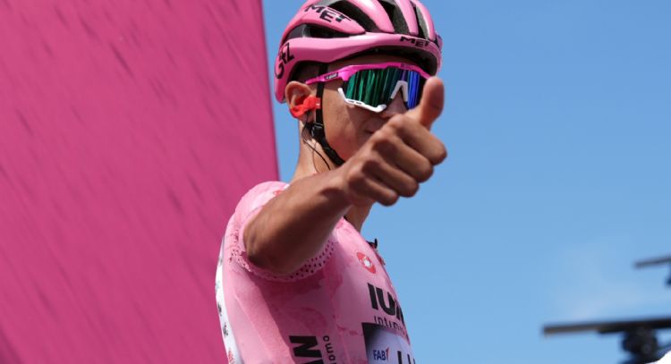 Isaac del Toro suma tercer podio y sigue de líder en el Giro de Italia después de 11 etapas