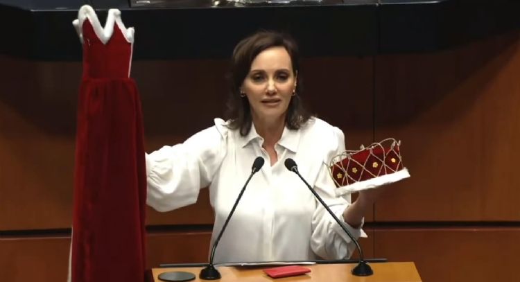 Lilly TÃ©llez regala corona, capa y cetro al â€œreyezueloâ€ FernÃ¡ndez NoroÃ±a (Video)