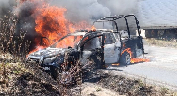 En Hidalgo, policía asegura camioneta, comando los intercepta para recuperarla y quema patrulla
