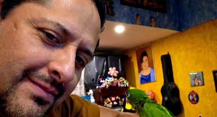 Exhiben a candidato a juez por tener un loro, especie en peligro de extinción