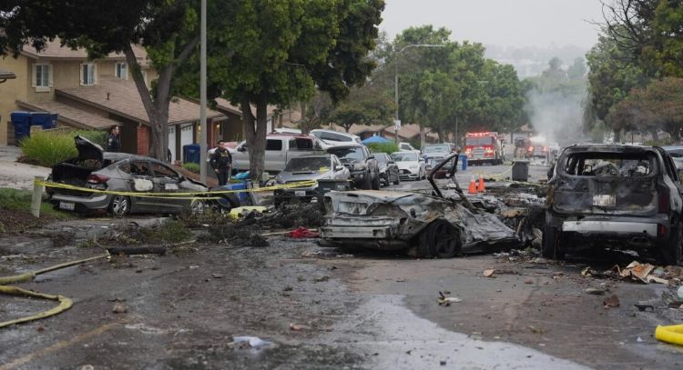 Avioneta se desploma en San Diego, California; hay 2 muertos, 8 heridos y 100 evacuados