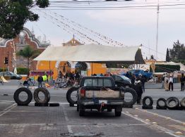Pueblos cholultecas bloquean carretera y demandan a gobierno que frene urbanización de sus tierras