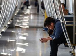 Sorprenden a cuatro hombres en acto íntimo dentro del Metro CDMX