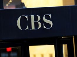 Directora de CBS News renuncia durante disputas legales con Trump
