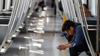 Sorprenden a cuatro hombres en acto íntimo dentro del Metro CDMX