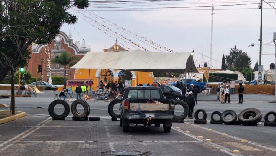 Pueblos cholultecas bloquean carretera y demandan a gobierno que frene urbanización de sus tierras