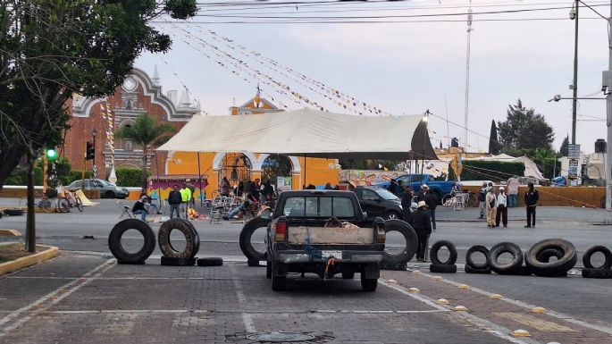 Pueblos cholultecas bloquean carretera y demandan a gobierno que frene urbanización de sus tierras