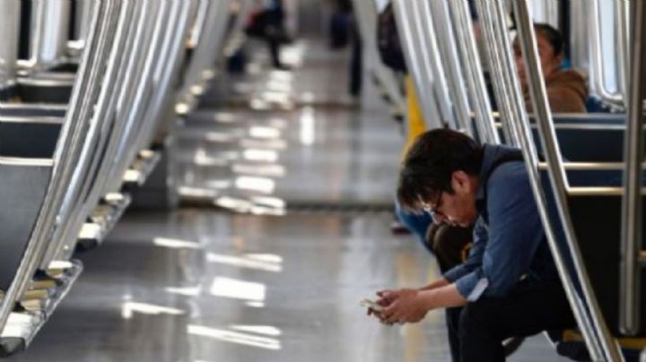Sorprenden a cuatro hombres en acto íntimo dentro del Metro CDMX