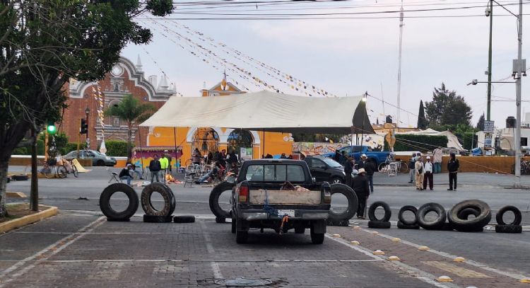 Pueblos cholultecas bloquean carretera y demandan a gobierno que frene urbanización de sus tierras