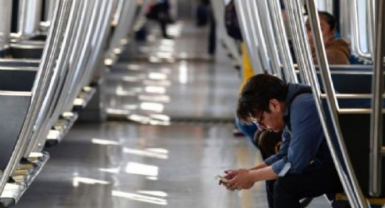 Sorprenden a cuatro hombres en acto íntimo dentro del Metro CDMX