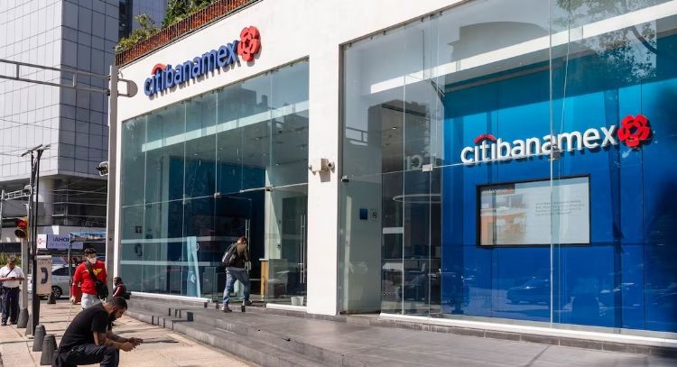Reportan fallas en cajeros automáticos y banca en línea de Banamex (Video)