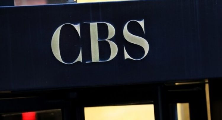 Directora de CBS News renuncia durante disputas legales con Trump