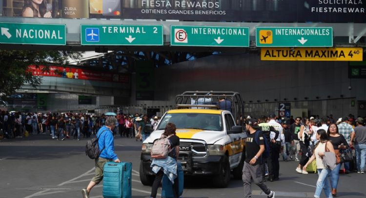 La CNTE cumple su amago y bloquea los accesos a las dos terminales del AICM (Video)