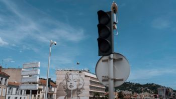 Apagón afecta al último día del festival de Cannes; la policía investiga posible incendio provocado