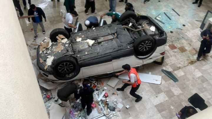 Un vehículo cae tres niveles al interior del centro comercial Plaza Lilas (Video)