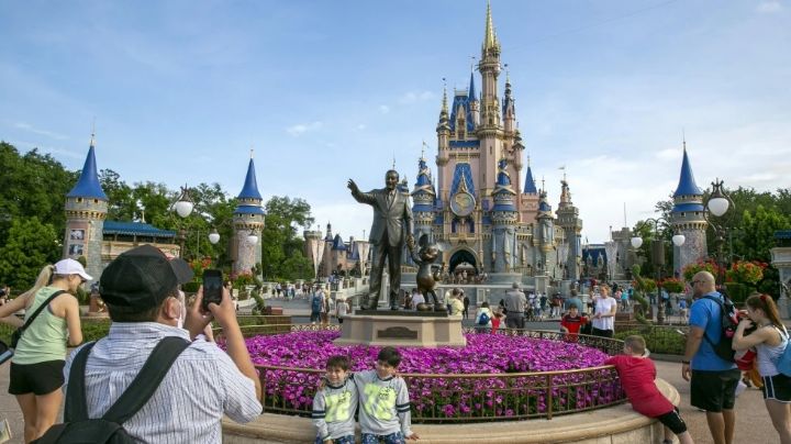 Disney suspende a trabajadores venezolanos tras perder estatus de protección