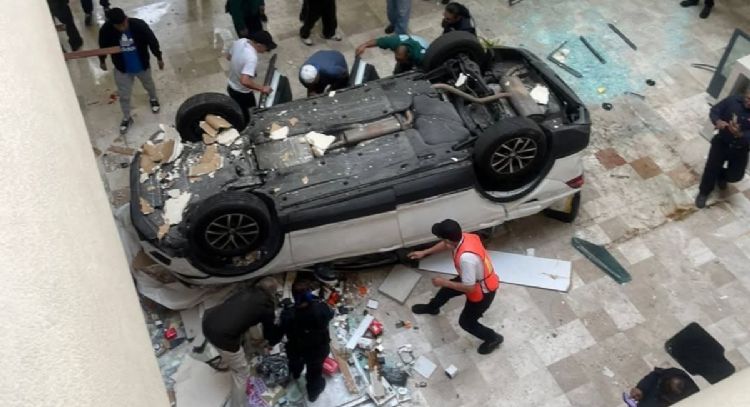 Un vehículo cae tres niveles al interior del centro comercial Plaza Lilas (Video)