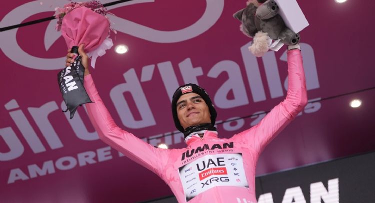 Isaac del Toro continúa como líder en Giro de Italia después de 14 etapas