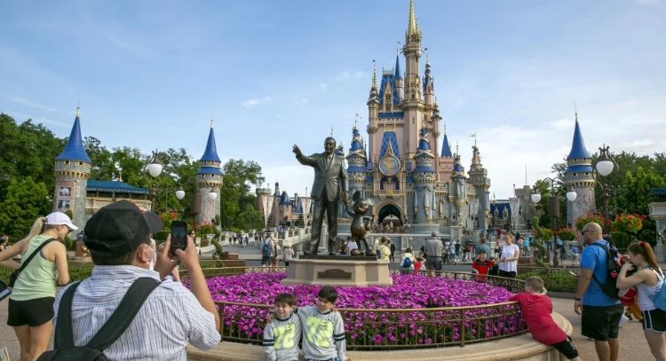 Disney suspende a trabajadores venezolanos tras perder estatus de protección