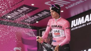Isaac del Toro mantiene el liderato del Giro de Italia tras 15 etapas