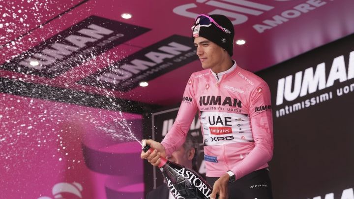 Isaac del Toro mantiene el liderato del Giro de Italia tras 15 etapas