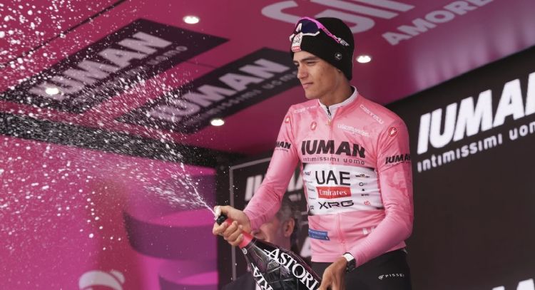 Isaac del Toro mantiene el liderato del Giro de Italia tras 15 etapas