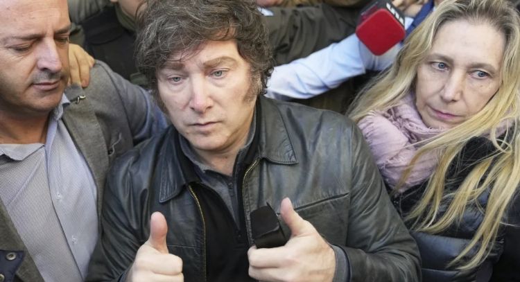 Arzobispo critica políticas de austeridad de Argentina durante ceremonia religiosa frente a Milei