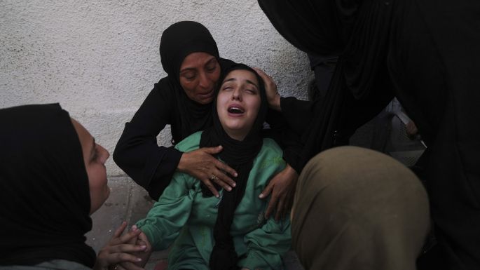 Ataques israelíes matan a 52 personas en Gaza, incluidos 36 en una escuela convertida en refugio