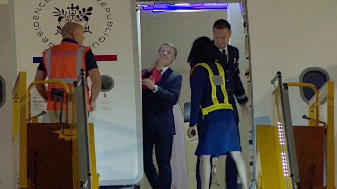 Macron recibe un manotazo de su esposa; el presidente francés dice que estaban bromeando (Video)