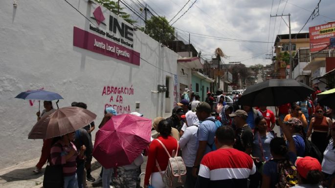 Maestros protestan en instalaciones del INE en Guerrero; exigen cancelar la Reforma del ISSSTE
