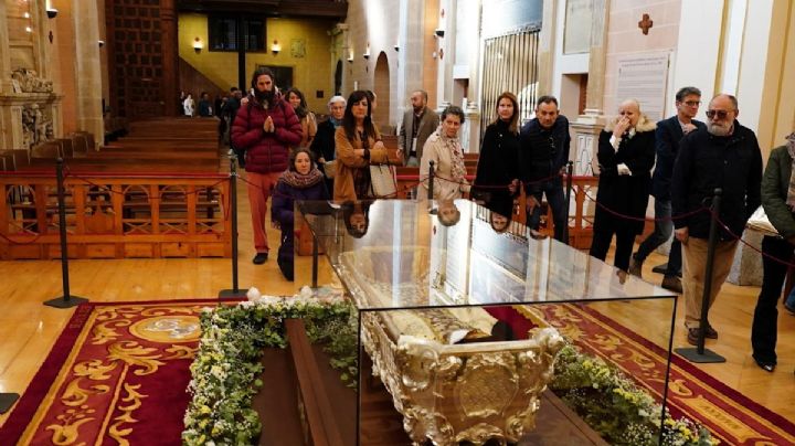 Miles de fieles acuden a ver los restos de santa Teresa de Ávila que murió en 1582