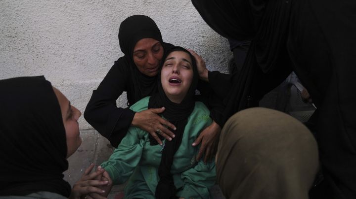 Ataques israelíes matan a 52 personas en Gaza, incluidos 36 en una escuela convertida en refugio
