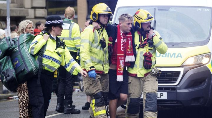 Atropello a aficionados del Liverpool deja 27 hospitalizados, incluidos cuatro niños